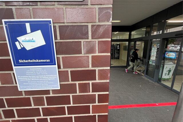 Der Eingangsbereich des Lidl-Marktes, wo das Opfer angegriffen wurde, wird mit Kameras überwacht.