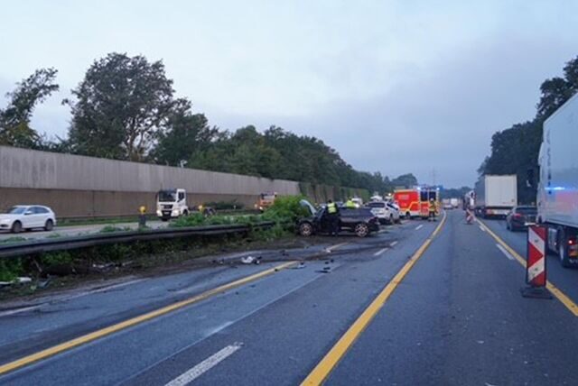 Zwei Autos und ein Lkw sind an einem Unfall auf der Autobahn A2 beteiligt.
