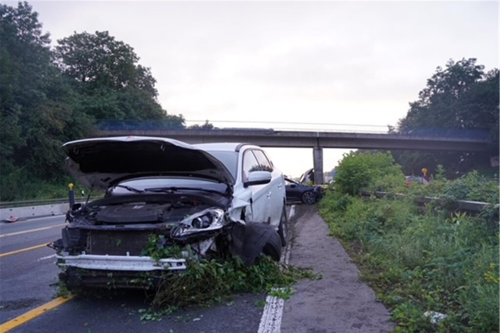 Ein Auto nach einem Unfall auf der A2. Ein Auto nach einem Unfall auf der A2.