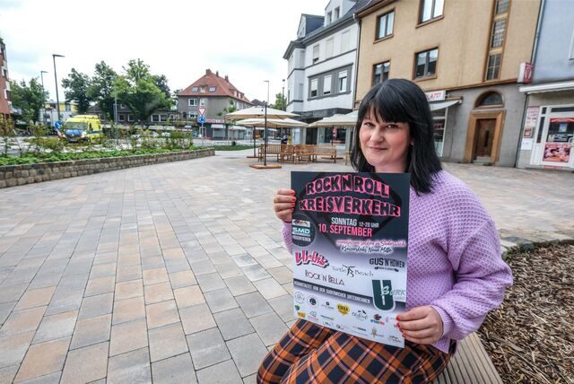 Tina Attenberger zeigt  das Plakat zur diesjährigen Auflage von „Rock’n’Roll am Kreisverkehr“ in Recklinghausen
