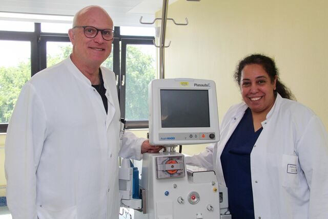 Dr. Ralf Kuhlmann und Zakia Boussaid haben mit der Plasmapherese das Therapieangebot der Neurologie erweitert.