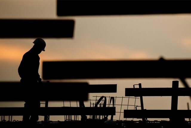 Die Silhouette eines Arbeiters auf einer Baustelle