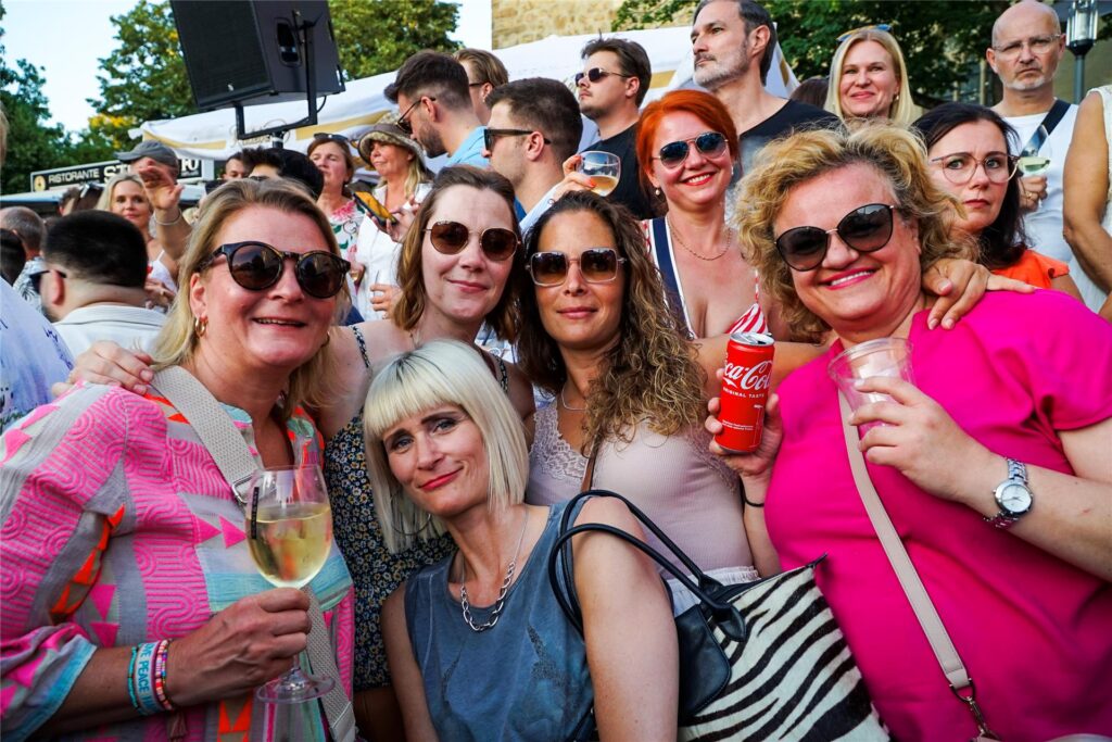 Etliche gut gelaunte Frauen auf dem Abendmarkt in Recklinghausen Etliche gut gelaunte Frauen auf dem Abendmarkt in Recklinghausen