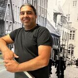 Jeladin Saljuki vor einem historischen Foto
