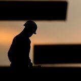 Die Silhouette eines Arbeiters auf einer Baustelle