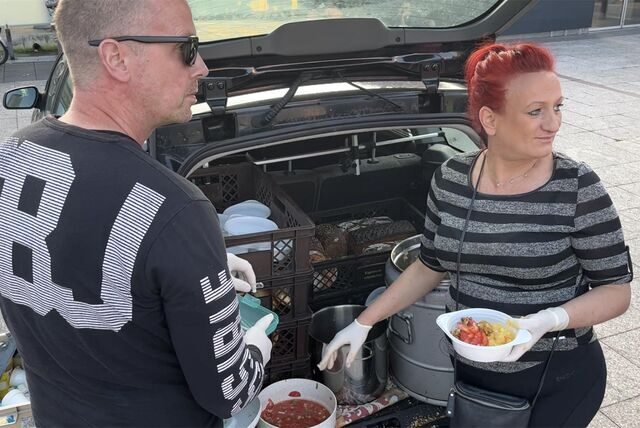 Sylwia Rother und ihr Lebensgefährte Torsten vor dem gemeinsamen Kombi.