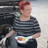 Sylwia Rother und ihr Lebensgefährte Torsten vor dem gemeinsamen Kombi.