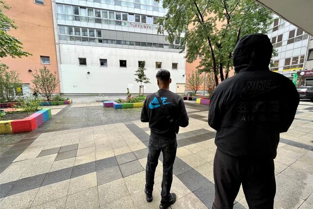 Ali (18) und Jamal (19), die wahrscheinlich anders heißen, verbringen seit Jahren viel Zeit auf dem Platz von Amiens. Auf dem Foto wollten die jungen Männer unerkannt bleiben.