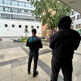 Ali (18) und Jamal (19), die wahrscheinlich anders heißen, verbringen seit Jahren viel Zeit auf dem Platz von Amiens. Auf dem Foto wollten die jungen Männer unerkannt bleiben.