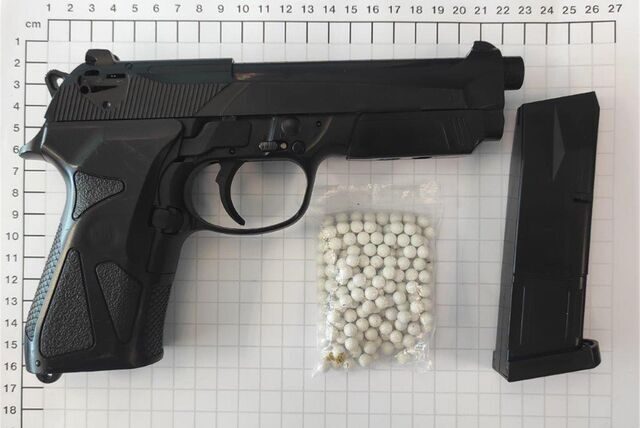 Diese Softair-Pistole mit Magazin und Munition stellten die Beamten sicher.
