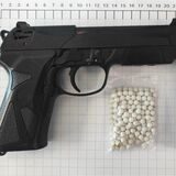 Diese Softair-Pistole mit Magazin und Munition stellten die Beamten sicher.