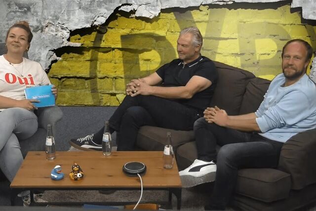 Katja Wehrland, Teddy de Beer und Jürgen Koers sitzen im Video-Studio der Ruhr Nachrichten.