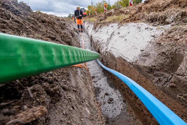 Glasfaserkabel werden in die Erde verlegt. In Castrop-Rauxel hat der große Ausbau noch nicht begonnen.