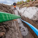 Glasfaserkabel werden in die Erde verlegt. In Castrop-Rauxel hat der große Ausbau noch nicht begonnen.