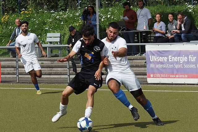Königsborns Carmine Pio Castaldi (r.) gegen Can Demircan vom TuS Hannibal ringen um den Ball. Am Ende gewannen die Gäste aus Dortmund.