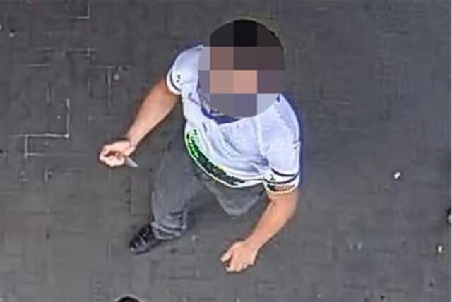 Die Tat spielte sich im Eingangsbereich eines Supermarktes ab. Nachdem sich der Verdächtige der Polizei gestellt hat, wurde sein Gesicht im Fahndungsfoto unkenntlich gemacht.