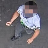Die Tat spielte sich im Eingangsbereich eines Supermarktes ab. Nachdem sich der Verdächtige der Polizei gestellt hat, wurde sein Gesicht im Fahndungsfoto unkenntlich gemacht.