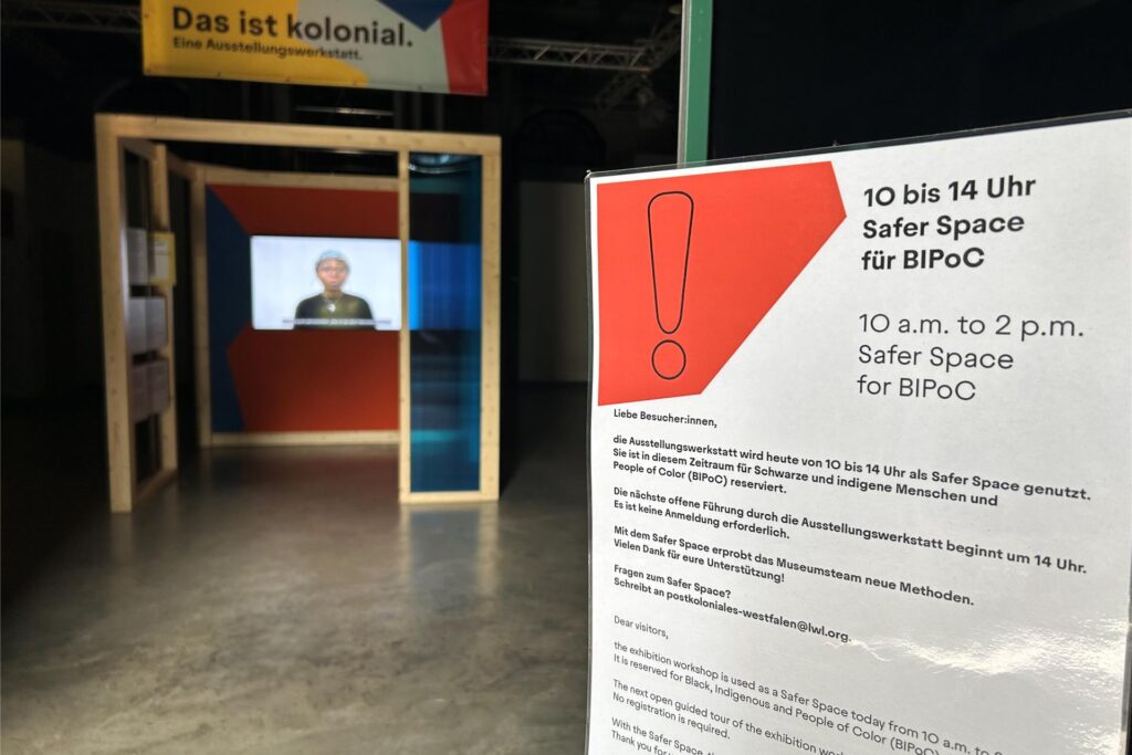 Eines der beiden Schilder, die samstags am Eingang der Ausstellung auf den 