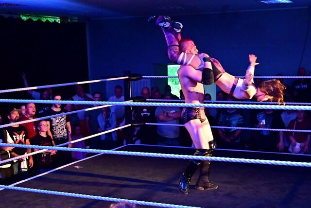 Rund 150 Zuschauer erlebten im Jugendzentrum Hagenbusch eine spektakuläre Wrestling-Show.