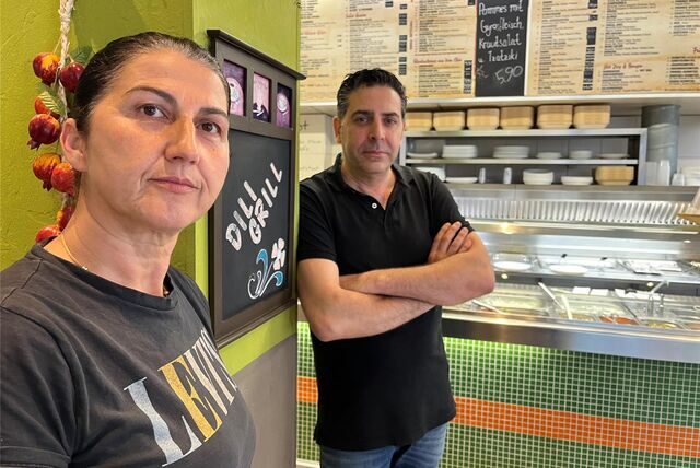 Sadete Ayseni und Dimitris Voultsidis vom Dili Grill ärgern sich darüber, dass die Metalbox mit Spenden für krebskranke Kinder gestohlen wurde.