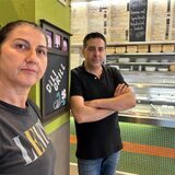 Sadete Ayseni und Dimitris Voultsidis vom Dili Grill ärgern sich darüber, dass die Metalbox mit Spenden für krebskranke Kinder gestohlen wurde.