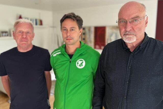 Gehen zum Thema „Sexualisierte Gewalt“ in die Offensive: Wolfgang Raulf, 1. Vorsitzender des TuS Borussia Höchsten (r.), der zweite Vorsitzende Detlef Austermann (l.) und der Leiter der Handball-Abteilung Thomas Henkel.