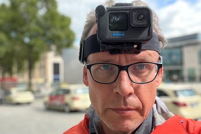Machte den Selbsttest: Redakteur Georg Thanscheidt startete am Hansaplatz Richtung Süden – mit Kamera auf dem Kopf. Später legte er noch den Fahrrad-Airbag Hövding an.