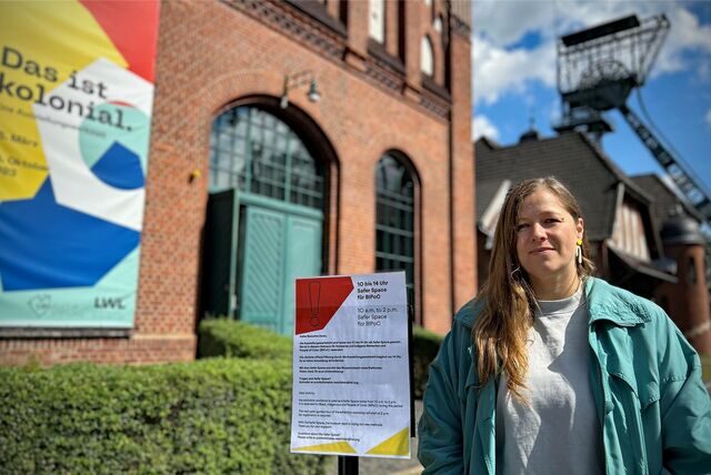 Jana Golombek ist eine der Kuratorinnen der Ausstellungswerkstatt „Das ist kolonial“ auf Zeche Zollern. Gerade stehen sie und ihre Kolleginnen im Zentrum eines rechten Shitstorms, weil sie weiße Besucher bitten, die Räume samstags für ein paar Stunden nicht zu betreten.
