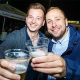 Besucher des Recklinghäuser Abendmarktes halten ihre Bierbecher in die Kamera