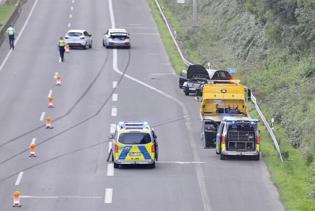 Drei Unfallfahrzeuge, ein Abschleppwagen und Polizei nach einem Unfall auf der A42.