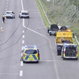 Drei Unfallfahrzeuge, ein Abschleppwagen und Polizei nach einem Unfall auf der A42.