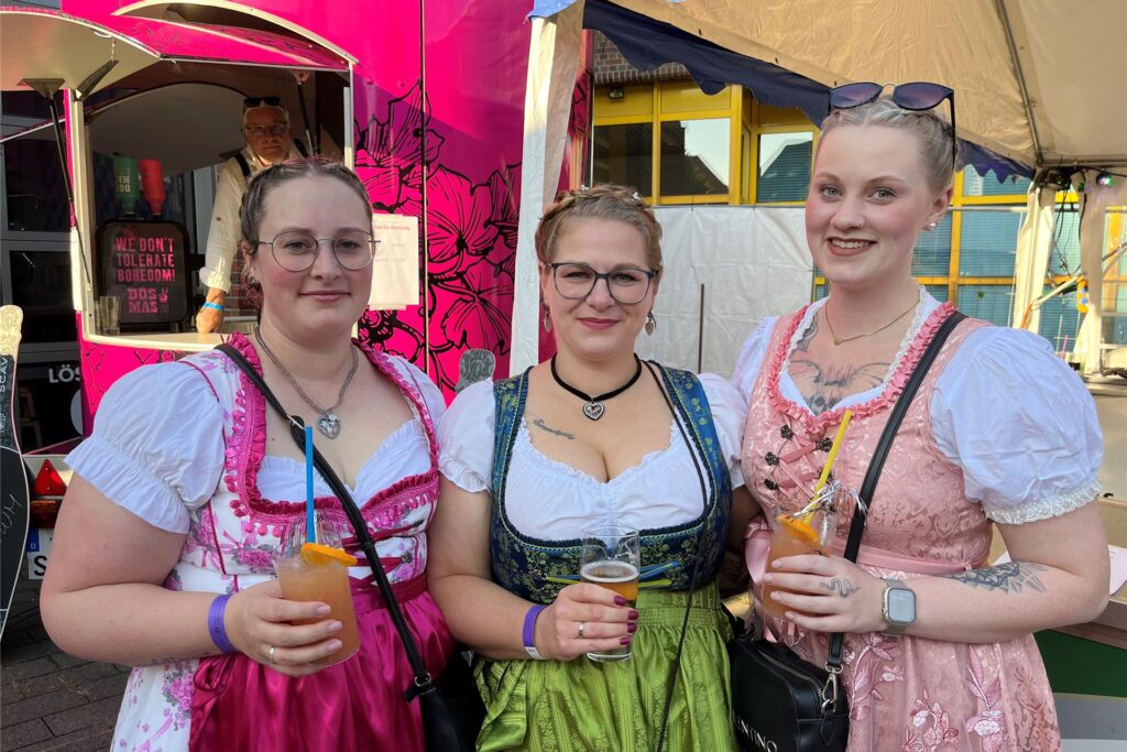 Stephie Roth, Tanja Torkel und Annika Klois auf dem Oktoberfest. Stephie Roth, Tanja Torkel und Annika Klois auf dem Oktoberfest.