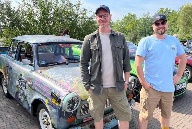 Christian Langerbein und Tobias Schlatt stehen vor ihrem Trabant 601.