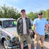 Christian Langerbein und Tobias Schlatt stehen vor ihrem Trabant 601.