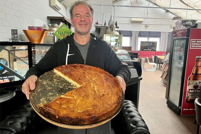 Matthias Domnick hat das Café am Südwestfriedhof im Kreuzviertel wiederbelebt. Der gelernte Koch und Konditor bietet dort unter anderem hausgemachten Kuchen an.