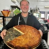 Matthias Domnick hat das Café am Südwestfriedhof im Kreuzviertel wiederbelebt. Der gelernte Koch und Konditor bietet dort unter anderem hausgemachten Kuchen an.