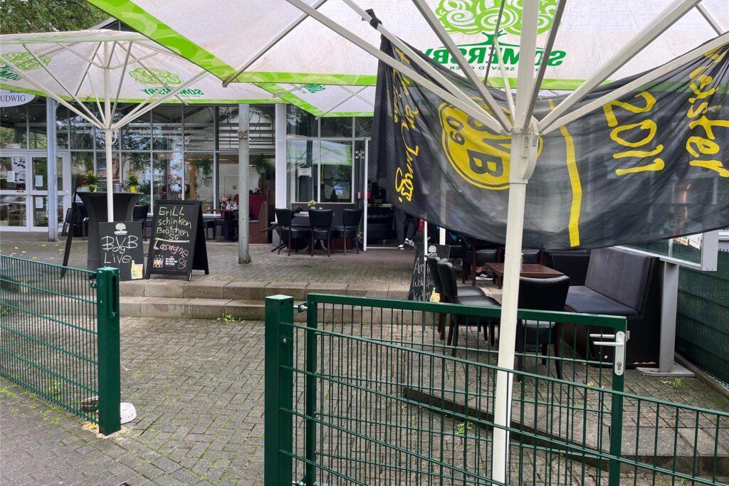 Das Südwest Café verfügt über rund 30 Plätze im Biergarten. Das Südwest Café verfügt über rund 30 Plätze im Biergarten.