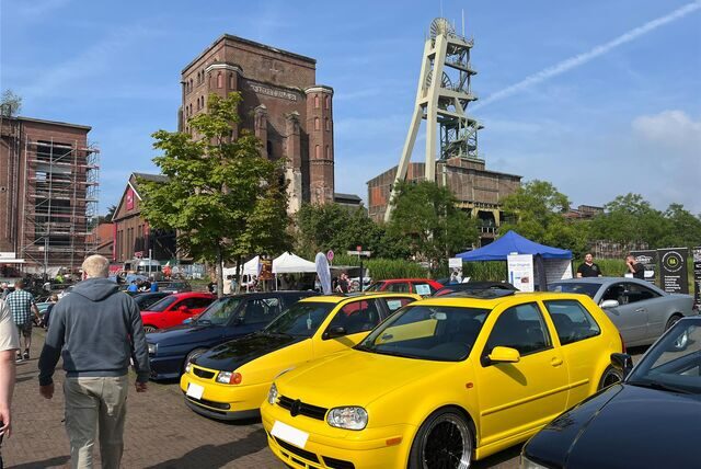 Autos stehen auf dem Gelände der ehemaligen Zeche Ewald.