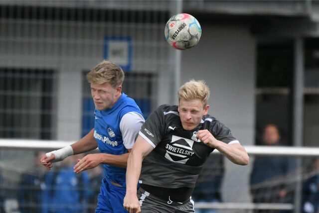 Nach dem vierten Spieltag der Bezirksliga 10 bleibt Westfalia Huckarde (graue Trikots) Erster. Der FC Frohlinde (blaue Trikots) ist vorerst im Tabellenkeller gefangen.