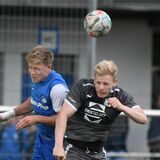 Nach dem vierten Spieltag der Bezirksliga 10 bleibt Westfalia Huckarde (graue Trikots) Erster. Der FC Frohlinde (blaue Trikots) ist vorerst im Tabellenkeller gefangen.
