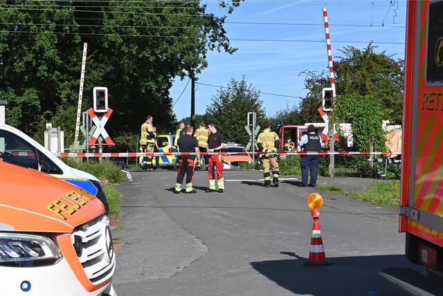 Rettungsdienst, Bundespolizei und Feuerwehr waren schnell am Unfallort. Am Niehuser Weg war eine Person unter einen Zug geraten.
