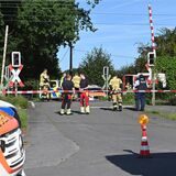 Rettungsdienst, Bundespolizei und Feuerwehr waren schnell am Unfallort. Am Niehuser Weg war eine Person unter einen Zug geraten.