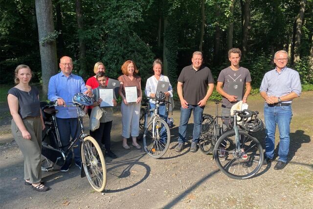 Stefanie Pfitzmann (Klimaschutzmanagerin der Stadt Datteln), Falco Böhlje (stellvertretender Vorsitzender Klima-, Umwelt- und Mobilitätsausschuss), Toni Bölück, Tanja Lücke (Vertreterin der Kita Kanello), Anja Kühnhenrich (kommissarische Schulleiterin Albert-Schweitzer-Schule), Lisa Stegert, Dietmar Weiß, Steven Rollnik (Lehrer Wolfhelmschule) und Bürgermeister André Dora (v.l.n.r.).