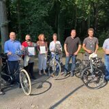 Stefanie Pfitzmann (Klimaschutzmanagerin der Stadt Datteln), Falco Böhlje (stellvertretender Vorsitzender Klima-, Umwelt- und Mobilitätsausschuss), Toni Bölück, Tanja Lücke (Vertreterin der Kita Kanello), Anja Kühnhenrich (kommissarische Schulleiterin Albert-Schweitzer-Schule), Lisa Stegert, Dietmar Weiß, Steven Rollnik (Lehrer Wolfhelmschule) und Bürgermeister André Dora (v.l.n.r.).