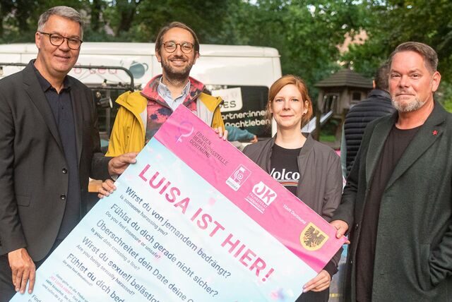 Oberbürgermeister Thomas Westphal, Jan Schröder (komm. Leiter Jugendamt), Franca Ziborowius (Frauenberatungsstelle Dortmund) und der Nachtbeauftragte Chris Stemann.