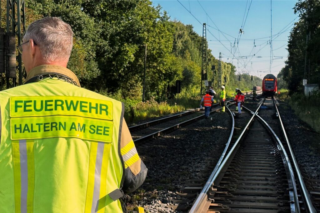 Rettungsdienst-Mitarbeiter stehen auf dem Bahngleis. Rettungsdienst-Mitarbeiter stehen auf dem Bahngleis.