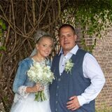 Annika Reisaus und Christopher Reisaus-Bieda unter einem Dach aus Zweigen am Standesamt. Regen zum Hochzeitstag kann ein gutes Omen sein.