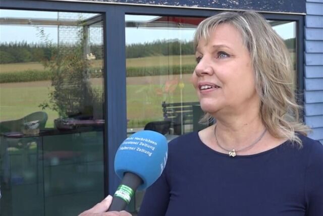 Frau spricht in Mikrofon