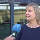 Frau spricht in Mikrofon
