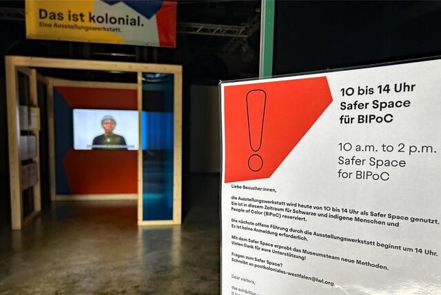Das Schild des Anstoßes: Samstags wird am Eingang der Ausstellungswerkstatt „Das ist kolonial“ auf den „Safer Space“ hingewiesen.